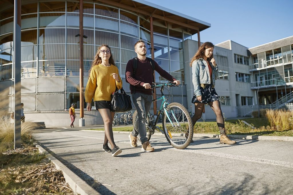 Les étudiants devant l'ESB