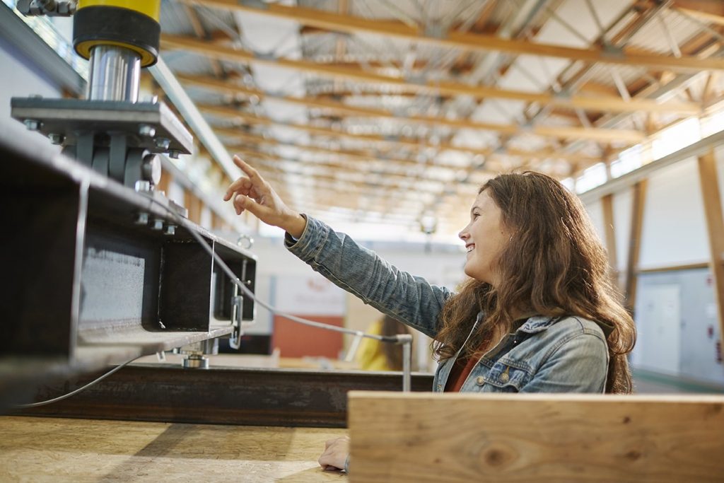 Etudiants ESB dans la halle technologique construction bois