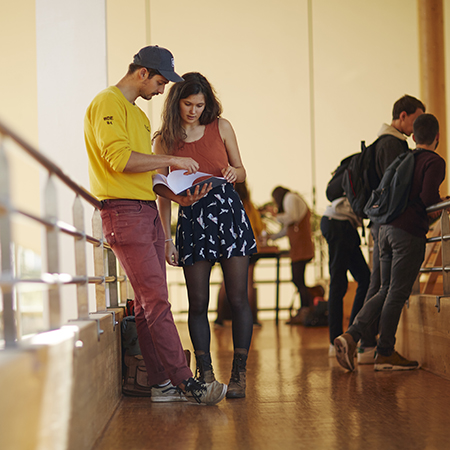 les étudiants dans les couloirs de l'ESB