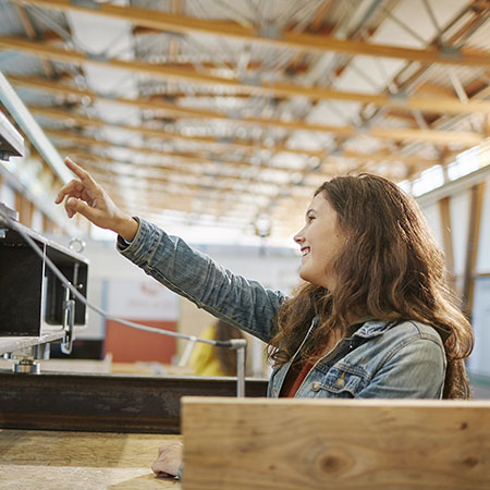 Etudiants ESB dans aleter de construction bois