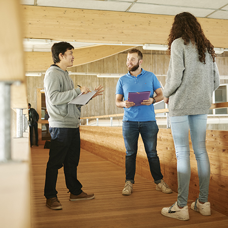 Les étudianst de l'ESB dans l'atelier de transformation du bois